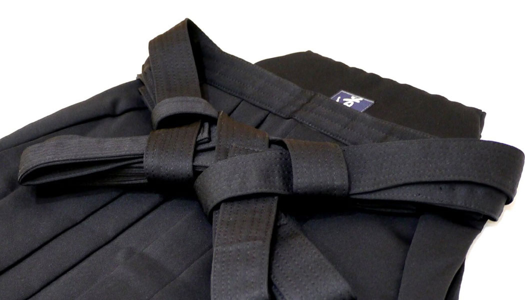 Pourquoi les ceintures noires portent-ils le hakama ?
