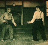 « Un regard sur l'Aiki-budo Tenshin-ryu » - O Sensei démontrant des techniques de bujutsu