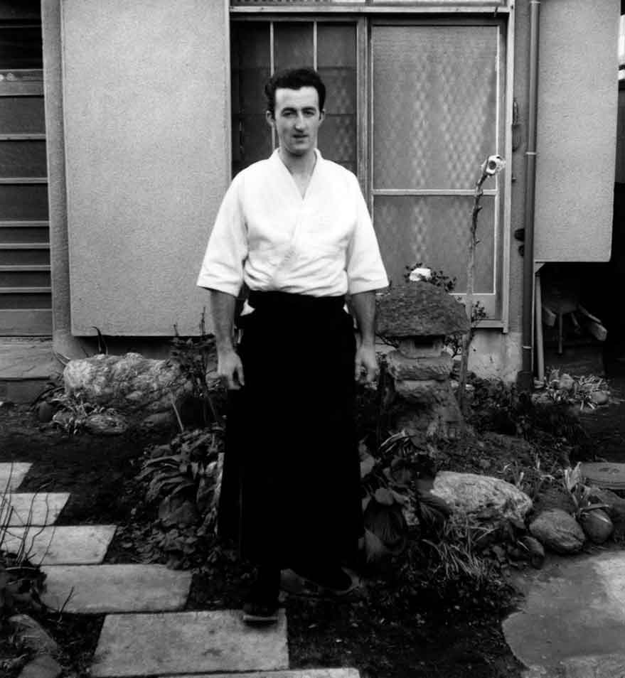 Alan Ruddock devant sa maison à Shin Okubo