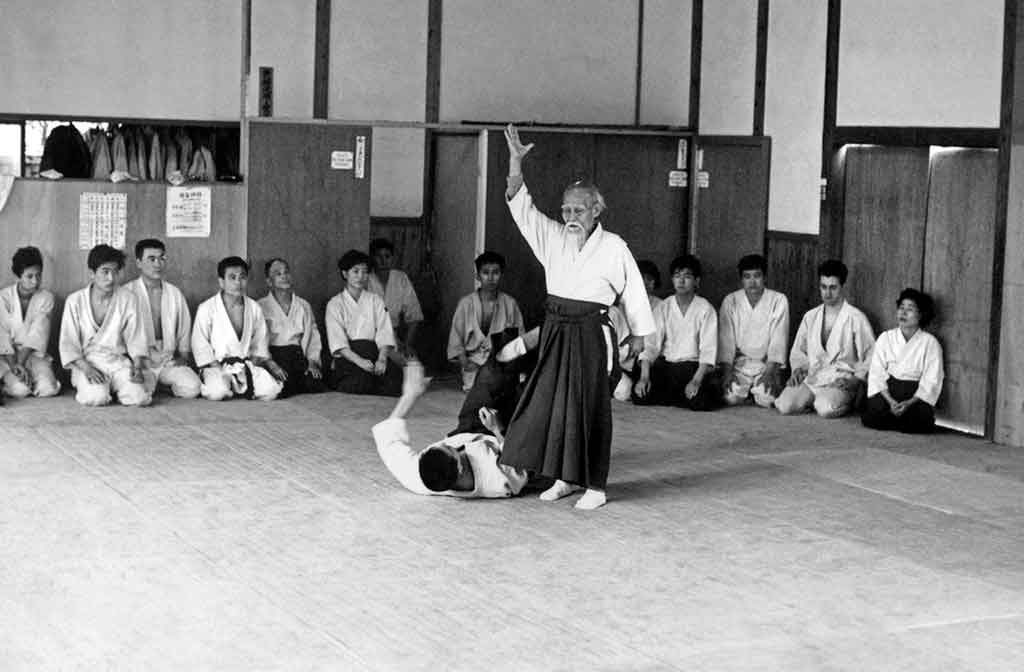 Ô Sensei en cours au Hombu Dojo. Alan est à l'arrière, deuxième à partir de la droite.