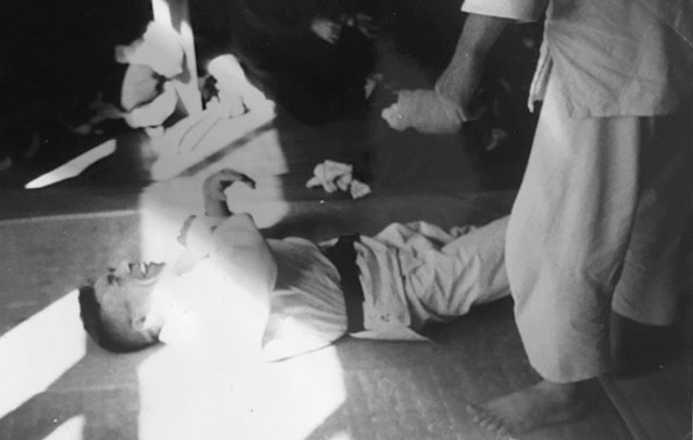 Osawa se détendant après un cours