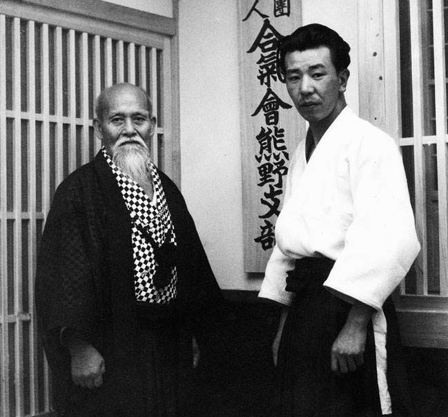 Hikitsuchi Michio (引土道雄, 14 juillet 1923 - 2 février 2004). Disciple direct d'Ō Sensei et instructeur en chef du Kumano Juku Dojo, à Shingu, préfecture de Wakayama.